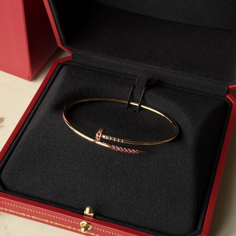 Браслет Cartier Juste Un Clou с перевернутыми рубинами